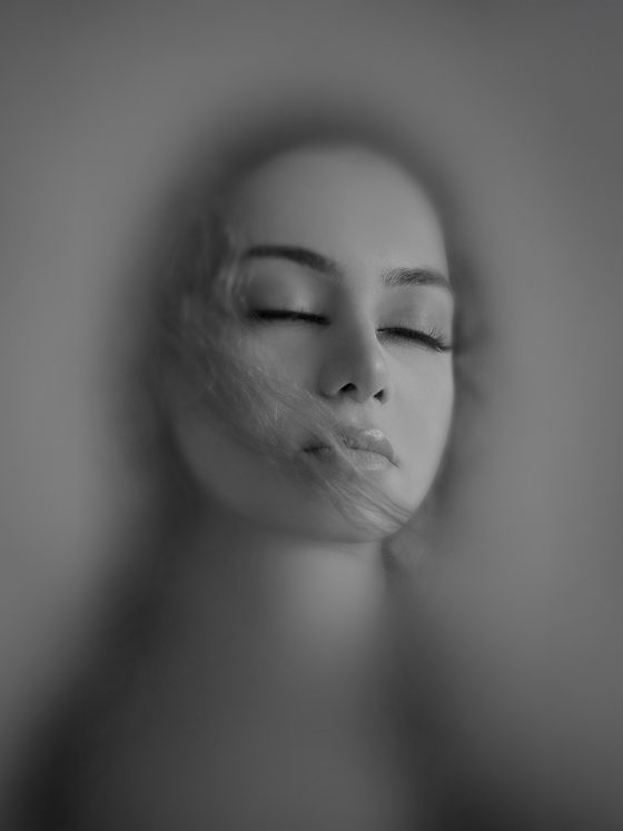 Pourquoi tu as parfois du mal à décider : tu ne manques pas de clarté, tu es coupée d’une partie de toi